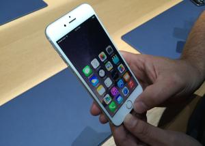 خاصية سحب الأموال بإستخدام iPhone تصل لـ 70 آلف جهاز صراف آلي في الولايات المتحدة