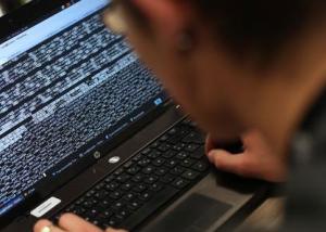 هجمات باريس تشعل  نقاشات في أمريكا عن التشفير الالكتروني والمراقبة
